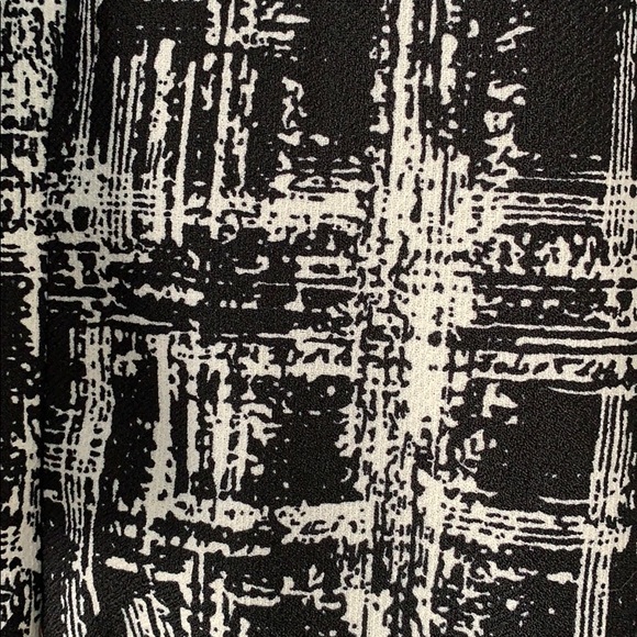 Black and white flowy blazer with 3/4 sleeves - Picture 2 of 4